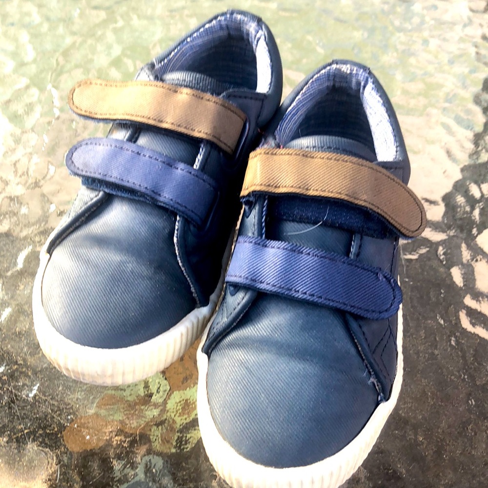 Size 9 cat &jack boys Velcro strap shoes